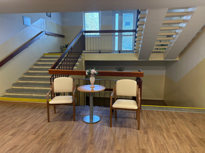 Nehořlavá sedací sestava instalovaná ve společných prostorách zařízení MSSS v Mostě. Nové vybavení zvyšuje požární bezpečnost a zároveň kultivuje prostředí pro klienty i návštěvy.